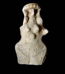Civiltà sumera: figurina femminile. Scultura in terracotta. Periodo neo-sumero (tra il 2093 e il 2004 a.C.)
