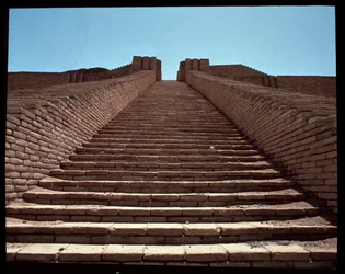 Veduta della scalinata della ziggurat ricostruita, 2050 a.C.