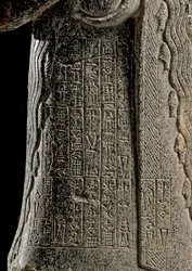 Arte sumera: dettaglio della statua di Gudea, principe di Lagash chiamata 