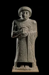 Arte sumera: Dettaglio della statua di Gudea, principe di Lagash conosciuta come "con il vaso zampillante" e dedicata alla dea Geshtinanna