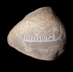 Graffiti neolitici svedesi che rappresentano una nave. Stoccolma, Historiska Museet, Svezia