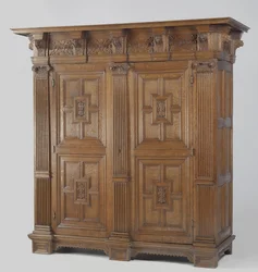 Credenza con colonne ioniche
