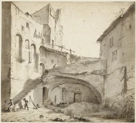 Cortile invaso dalla vegetazione di un castello in rovina