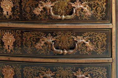 (dettaglio) di una comò di Luigi XIV