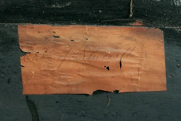 (dettaglio) di una comò di Luigi XIV