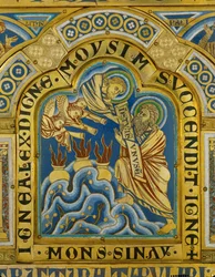 Dio dà a Mosè i Dieci Comandamenti, mentre gli angeli suonano le trombe