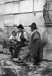 Vecchio con una pipa, uomo e un bambino
