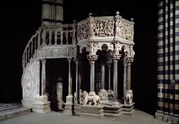 Arte gotica: pulpito di marmo