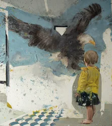 Ragazza con aquila, 2022