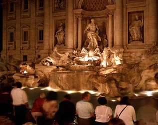 Vista della Fontana di Trevi di notte, costruita 1732-62