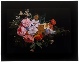 Un festone di rose, caprifoglio, gigli, narcisi, calendula, fritillaria testa di serpente