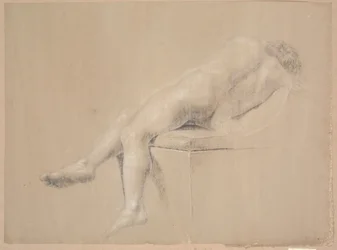 Modello semi-sdraiato su un alto plinto con cuscino. Visto da dietro. Gambe pendenti sul plinto