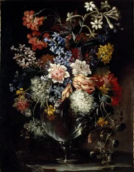 Fiori in un vaso su un ripiano