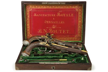 Un paio di pistole a pietra focaia rigate con montatura in argento, Versailles