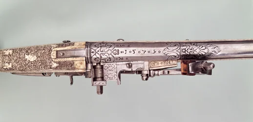 Coppia di pistole a pietra focaia con montature in argento, tradizionalmente donate da Napoleone I a suo fratello Giuseppe Bonaparte quando gli fu assegnata la corona di Spagna, probabilmente nel 1808. Realizzate da Nicholas Noel Boutet, Versailles