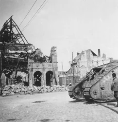 Carro armato britannico davanti a edifici in rovina, Peronne, Francia, Prima Guerra Mondiale
