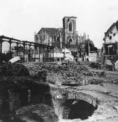 Esterno danneggiato della Chiesa di San Vaast, Armentières, Francia, Prima Guerra Mondiale, c1914-c1918