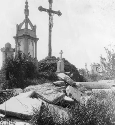Tombe danneggiate, vecchio cimitero comunale, Ypres, Belgio, Prima Guerra Mondiale, c1914-c1918