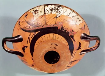 Coppa a figure nere attiche raffigurante navi greche, c.520 a.C.