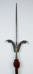 Lancia Friulana (acciaio, legno e tessuto con tracce di doratura)
