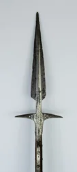 Lancia con alette, metà XV-inizio XVI secolo (acciaio con intarsi in rame e restauri moderni)