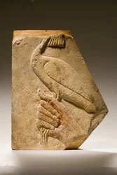 Frammento di rilievo di un uccello Akh (calcare)