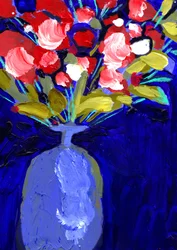 Fiori rossi vivaci in un vaso blu