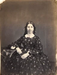 Giovane donna seduta