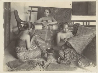 Tre donne indiane che fanno batik