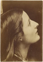 [Ritratto di donna di profilo]