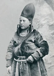 Un giovane lappone in costume invernale