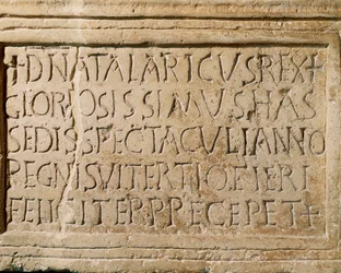 Civiltà barbarica: iscrizione risalente al regno del re ostrogoto Atalarico (516-534 d.C.) che testimonia l