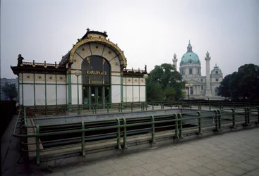 Art Nouveau: vista del padiglione della stazione della metropolitana di Karlsplatz