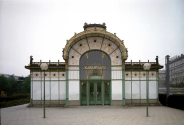 Art Nouveau: vista del padiglione della stazione della metropolitana di Karlsplatz