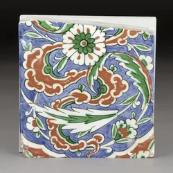 Una piastrella parziale di ceramica Iznik, Turchia ottomana, fine XVI secolo