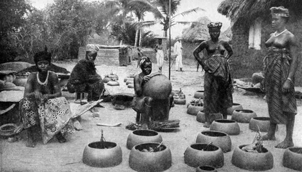 Donne Fanti che Fanno Terracotta, Elmina, Ghana, 1922