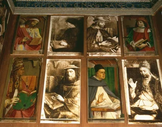 Lo studio di Federico da Montefeltro, Duca di Urbino, in senso orario da TL: Euclide di Megara, filosofo greco; Vittorino da Feltre, educatore italiano; Solone, legislatore ateniese