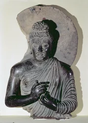 Busto di un Buddha predicante, stile greco-buddista, I-IV secolo
