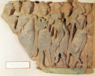 La Vittoria sul Serpente, rilievo che raffigura Buddha che presenta il serpente temuto ai Brahmani stupiti, stile greco-buddhista, I-IV secolo