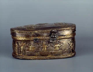 Arte paleocristiana: reliquiario in argento noto come Capsella di Brivio: i tre Ebrei nella fornace. I tre Ebrei rifiutarono di inchinarsi a una statua eretta dal re Nabucodonosor, furono gettati nella fornace ma ne uscirono illesi. V secolo d.C.