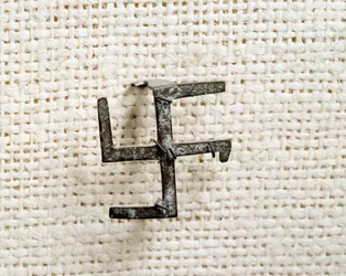 Antichità cristiana: fibula a forma di svastica (che ispirerà la croce gammata). I-III secolo. Museo Nazionale di Archeologia di Saint Germain en Laye