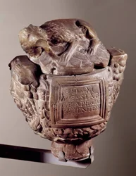 Urna cineraria Messiae graphicae. Da Avranches. Saint-Germain-en-Laye, Museo di archeologia nazionale