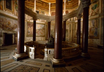 Vista interna del battistero paleocristiano di San Giovanni in Laterano, costruito intorno al 440. Roma