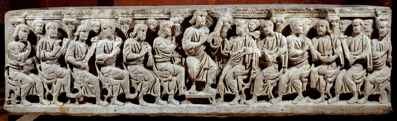 Arte paleocristiana: sarcofago scolpito raffigurante Cristo che insegna con gli apostoli. Da Ain. Fine del 4° secolo d.C. Parigi, museo del Louvre