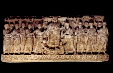 Arte paleocristiana: sarcofago scolpito rappresentante Cristo con gli apostoli. Dalla Basilica di San Pietro a Roma, mausoleo degli Anicii. 390-400 d.C.
