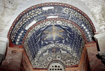 Arte paleocristiana: il monogramma di Cristo è circondato da simboli della Santissima Trinità. Mosaico del 5° o 6° secolo. Battistero di Albenga, Italia