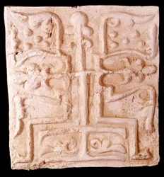 Arte paleocristiana: pietra adornata con rilievi di tralci di vite e una croce. Da Isola di Kharg, Iran. Parigi, Museo del Louvre