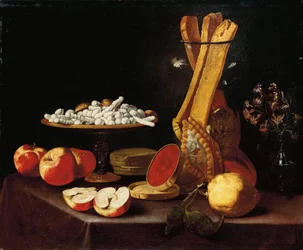 Dolci su una tazza, narcisi in un vaso di vetro, grissini in un barattolo, e mele, gelatina e un limone su un tavolo drappeggiato