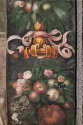 Dettaglio decorativo con fiori e frutta