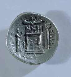 Tetradramma di Vahbarz, Re di Persis, raffigurante un altare del fuoco zoroastriano (rovescio)